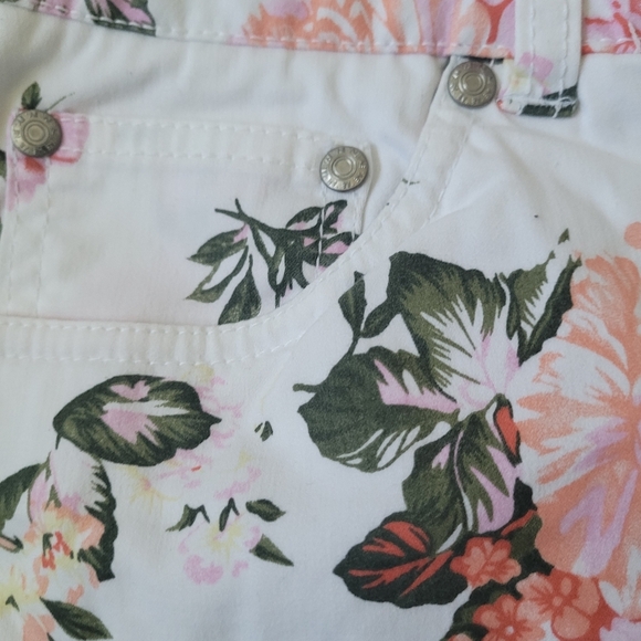 AE Capris | 16 - Picture 2 of 4